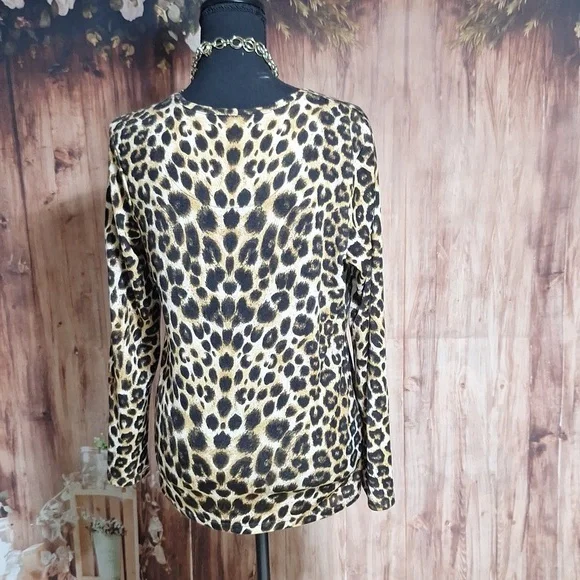 Chico's leopard print long sleeve top size 1 - Picture 4 of 10